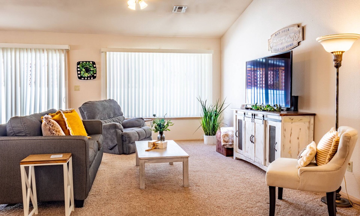 Grand Junction House | Large 3BR 2Bath near everything - king bed - jacuzzi tub