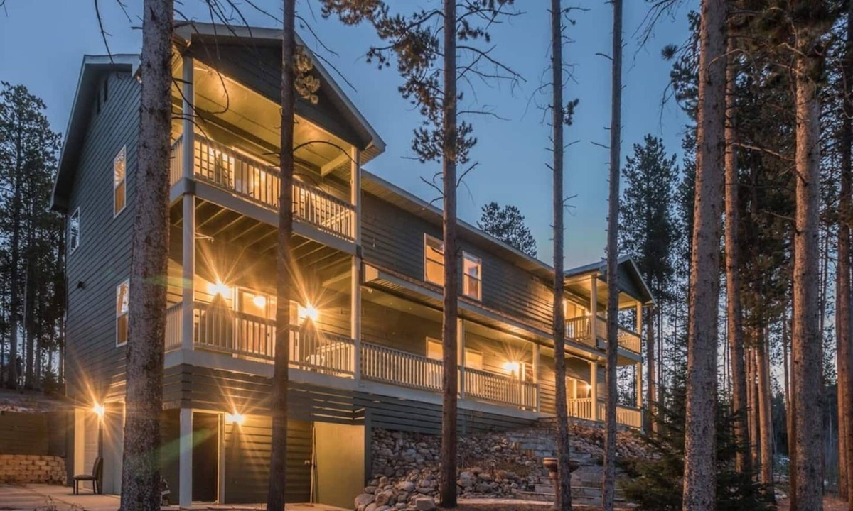Fraser House | Large 7 Bedroom Home, Mountain Setting, 3 family rooms, Hot Tub.