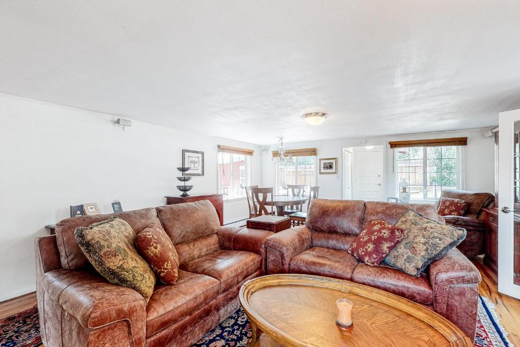 Broadmoor House | Lazy Bear Retreat