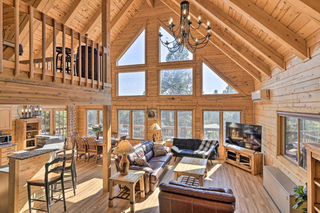 Pagosa Springs House | Lazy Beaver Lodge Pagosa Cabin with Deck, Fire Pit