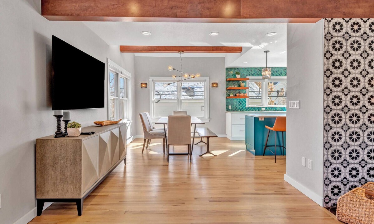 Whittier House | Light Filled Home with Flatiron Views. Walk to Pearl Street Mall