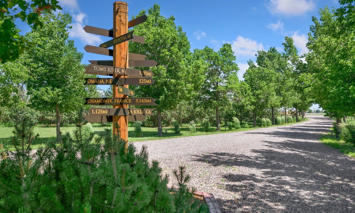 Loveland Apartment | Llama-stay at Spooky Tooth Ranch – Mtn Views!