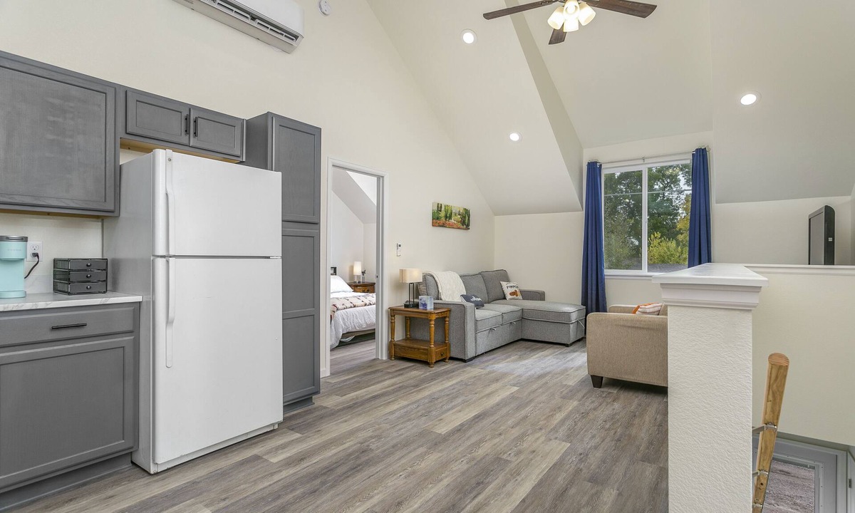 Windsor House | Locust Loft in Old Town Windsor. Near main park.