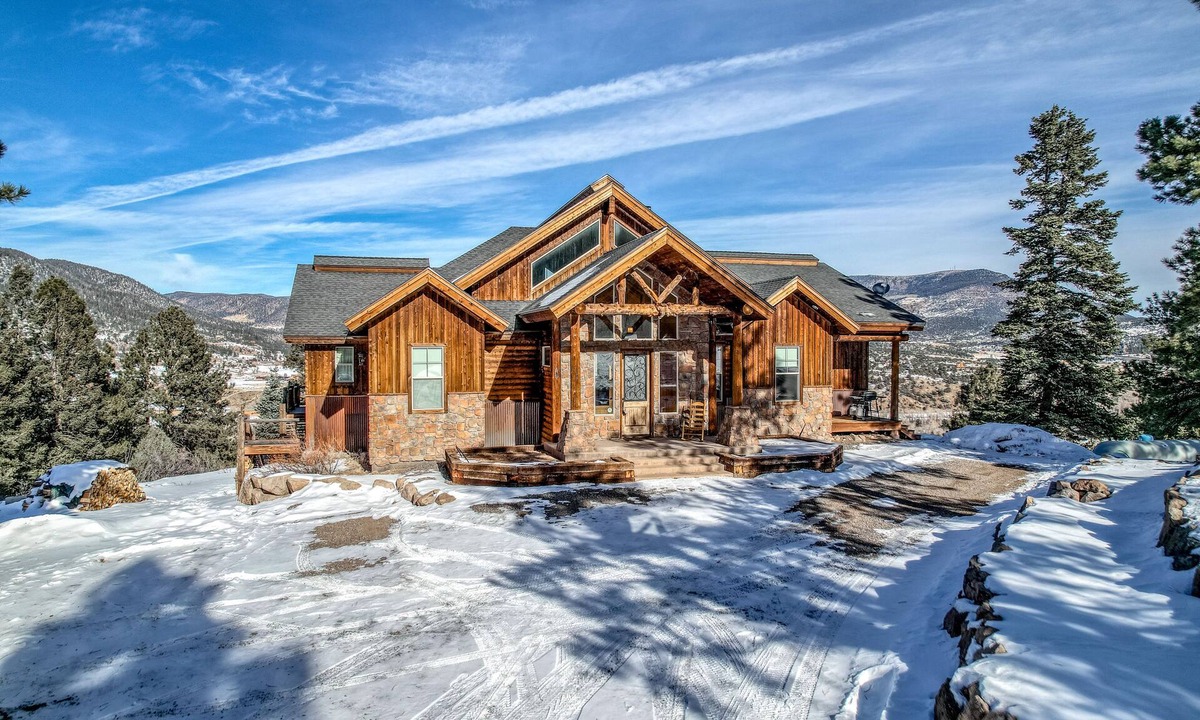 South Fork House | Lodge-style home with striking mountain views, fireplaces, & hot tub
