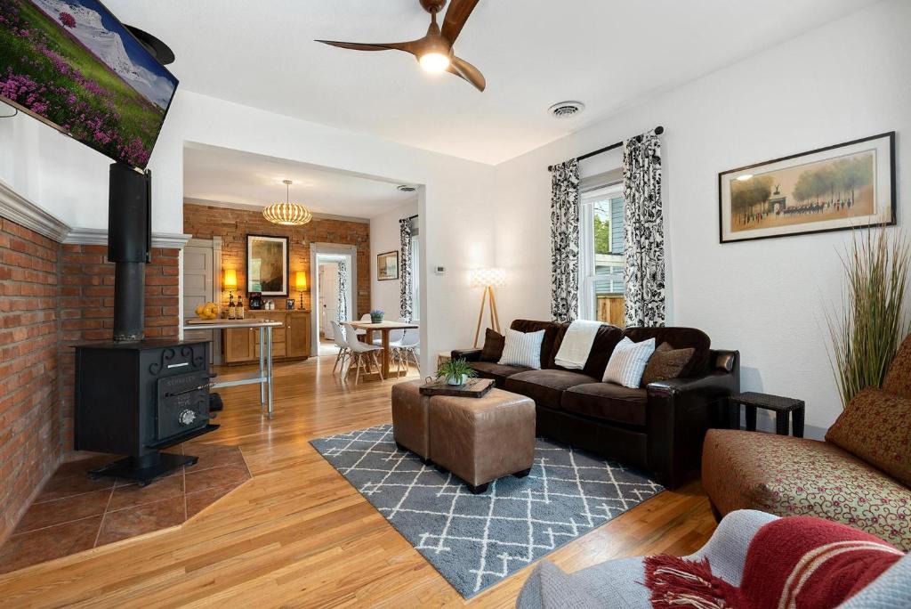 Old Town West House | Lola House! Cozy Comfort, Prime Old Town Location