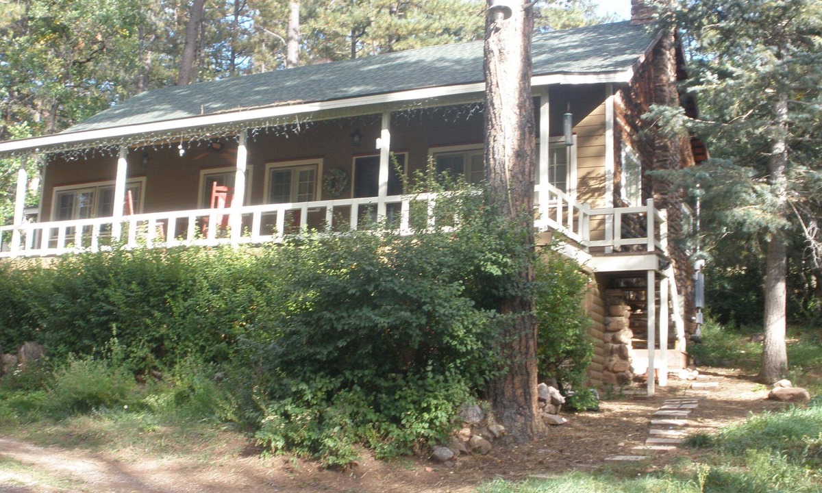 Beulah House | Lovely cabin a midst majestic pine trees