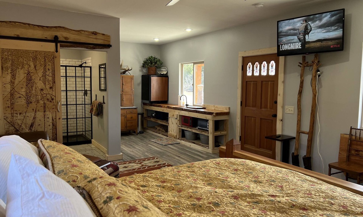 Montrose Cottage | Lovely cottage on horse farm with petting zoo and trails