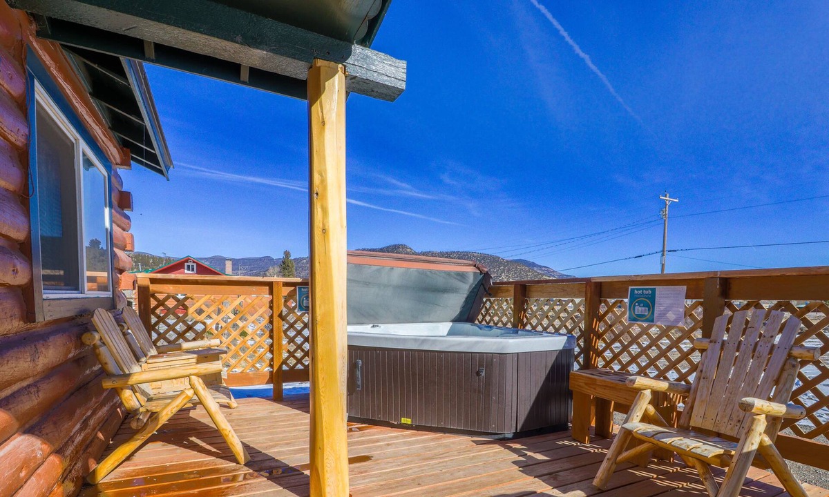 South Fork Cabin | Lovely log cabin with private hot tub & deck - dogs, hikers & skiers welcome