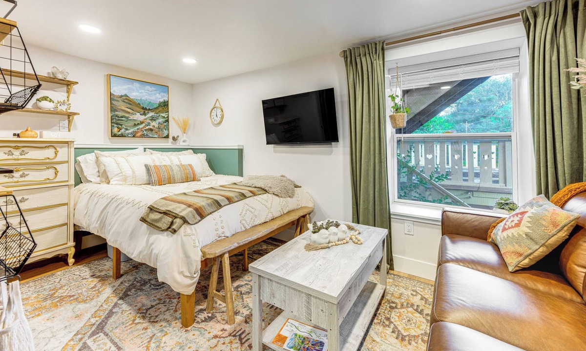 Manitou Springs Apartment | 'Lovers Lane Chalet' Dtwn Manitou Springs Studio!