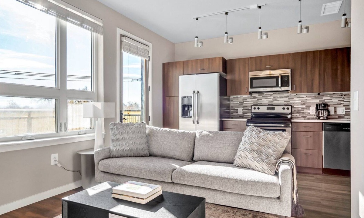 West Highland Apartment | Lux Highland Studio w/ Gym & Business Center, walk to bars, by Blueground