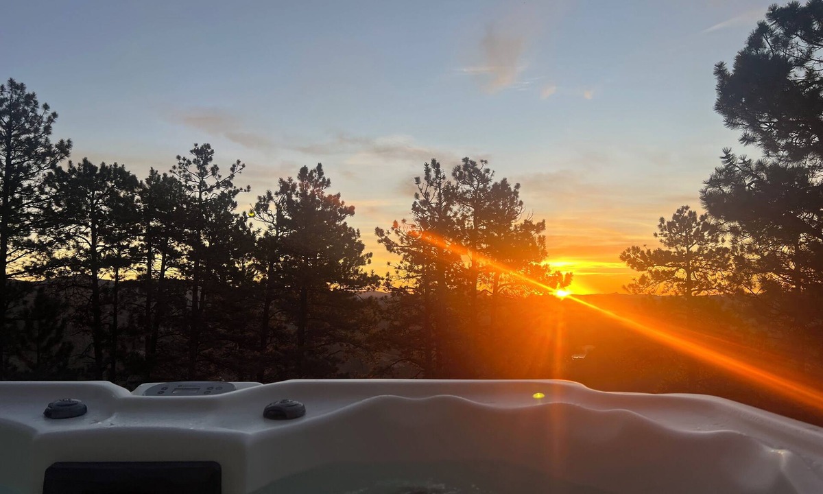 Pine Cabin | Luxe Log Home+Views+Hot Tub+Fire Pit+Open Air Game Room + Red Rocks