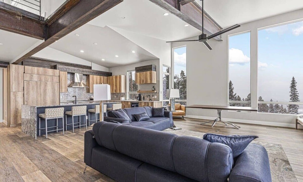 Woodmoor House | Luxurious 4 BDR Townhome w/Stunning Alpine Views