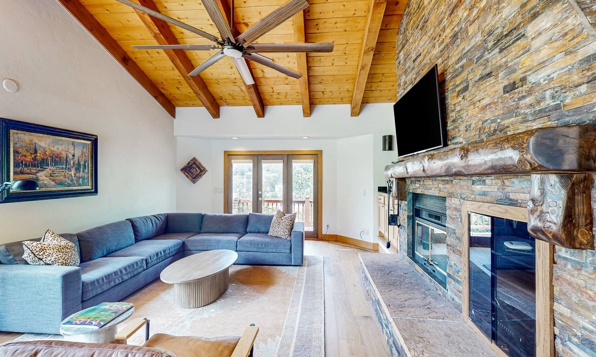 Highland Meadows House | Luxurious Retreat w/Mountain-View Double Deck, Central AC & Two-Sided Fireplace