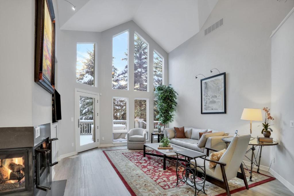 Edwards House | Luxury 4-Bedroom Home Close to Slopes with On-site Hot Tub home