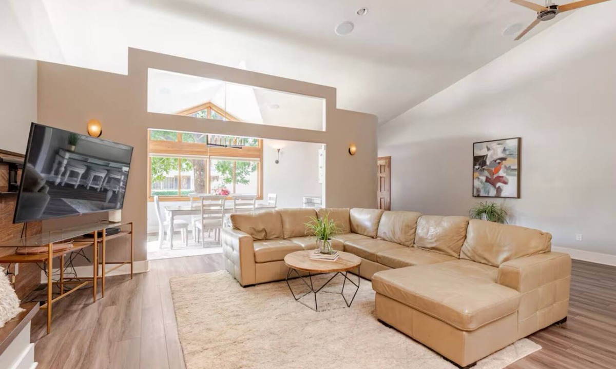 Greenwood Village House | Luxury Centennial Retreat – Rooftop Hot Tub, Spa Amenities, Movie Room & Gym