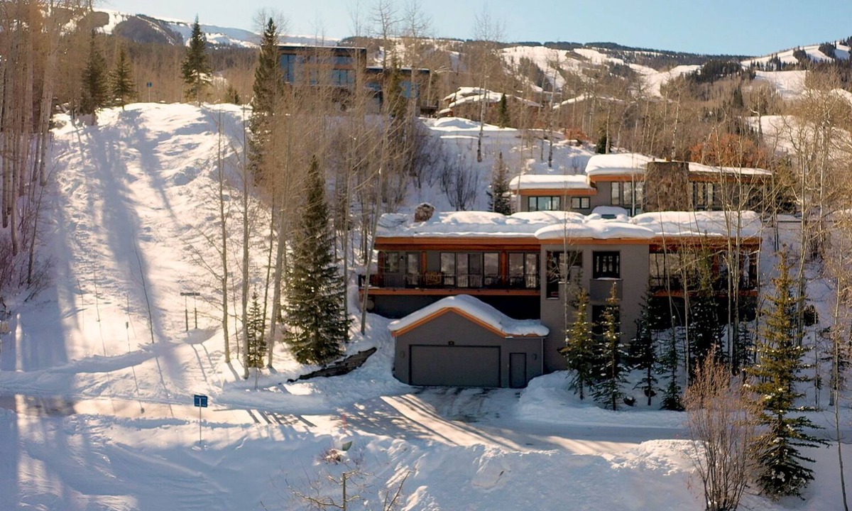 Snowmass Village House | Luxury Family Retreat. Ski-in Ski-Out. Spectacular Mountain Views. Sleeps 12