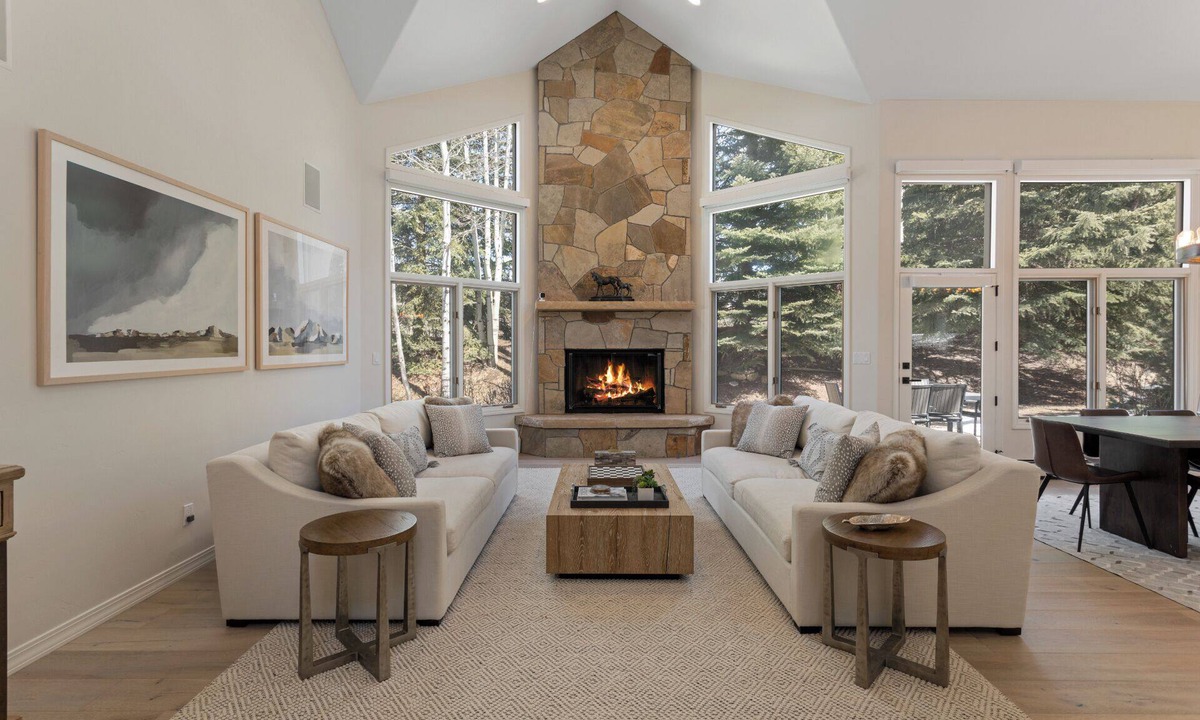 Edwards House | Luxury Home - Walk to Arrow Bahn Lift - 6-Bedrooms with 4 Kings + Game Room