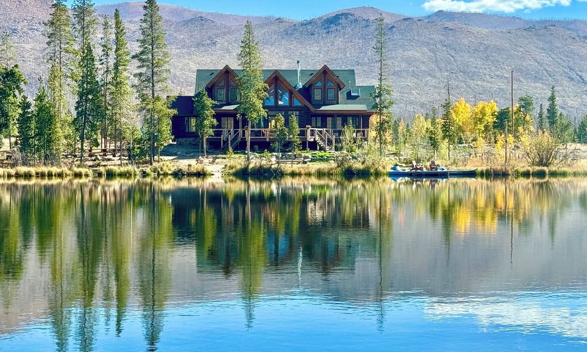 Grand Lake House | Luxury lakefront log home w/dock and boats bordering RMNP