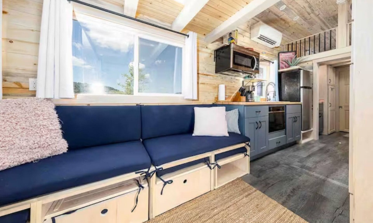 Montrose Cabin | Luxury Tiny Home/Base Camp to Ouray, Telluride/3 Queen beds/Washer & Dryer/Smart TV/Hot Tub Access/Patio w/Mountain Views/Fire Pit/11 mi to Airport