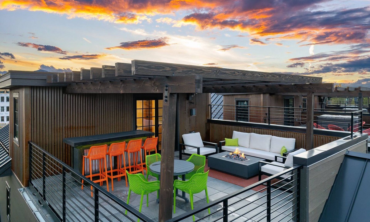 Old Town House | Luxury Villa 85 I Hot Tub I Rooftop Lounge I Great Views I Best Price I Discounted Attractions