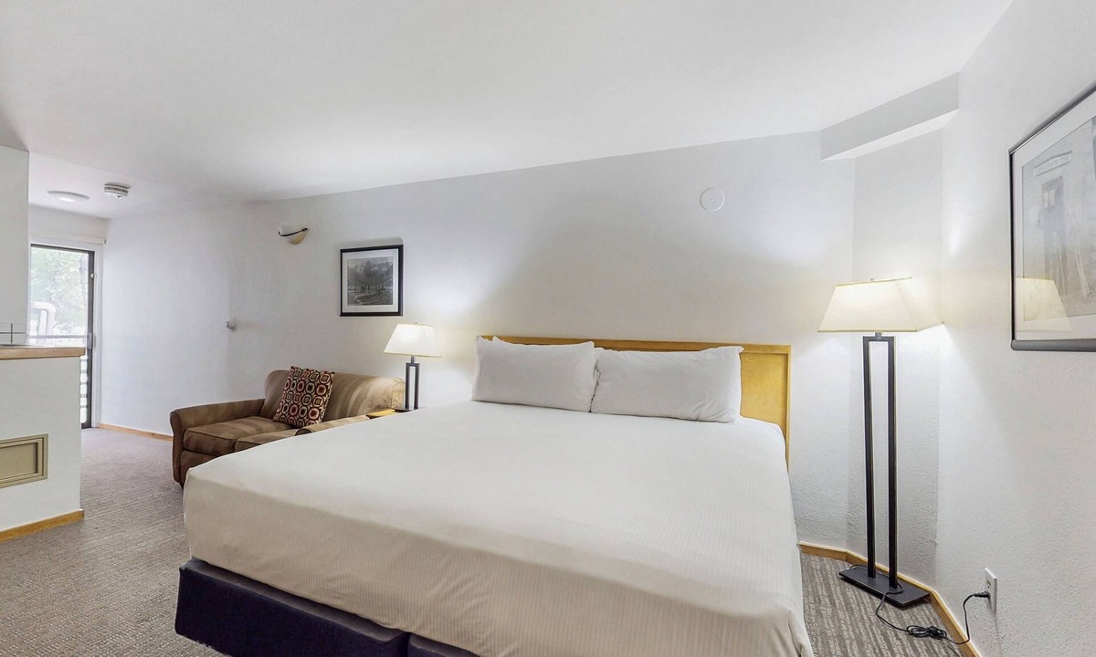 West End Cabin | Main Street gem - pool & hot tub - walk to lifts, dog-friendly, second floor