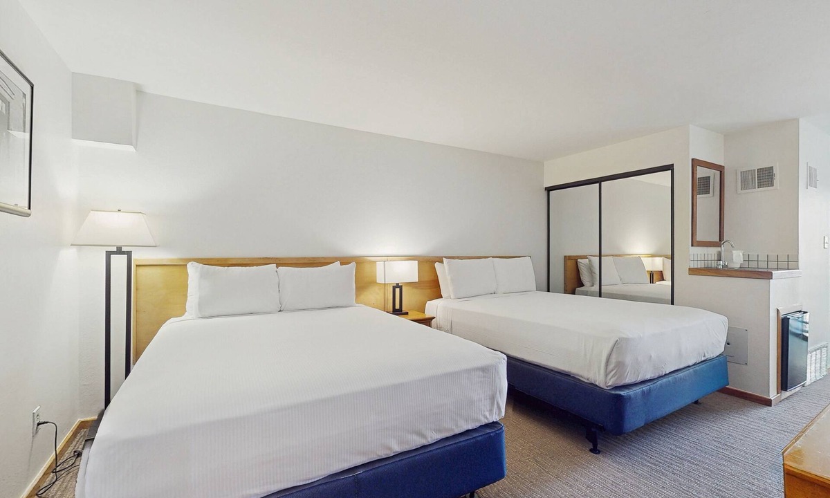 West End Cabin | Main Street studio - pool & hot tub - walk to lifts, dog-friendly, third floor