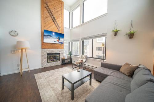 Lakeside Village House | Mall 1423 by SummitCove Lodging