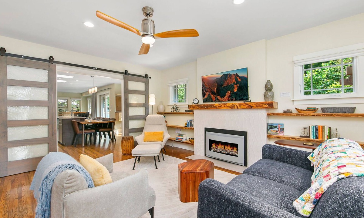 Martinez Park House | Maple Courtyard | Old Town w/King Suite & Piano
