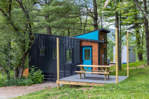 Johnson House | Maple Sugar Shack Tiny House with hot tub & river by Stowe