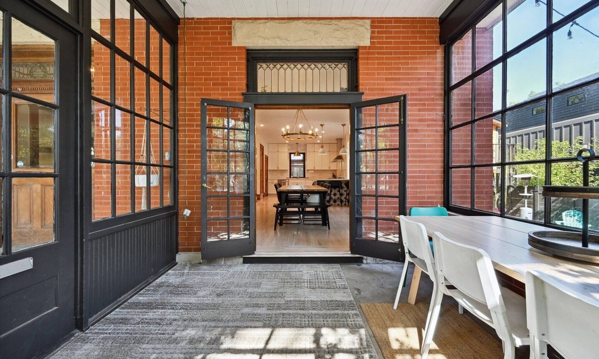 Sunnyside House | Marigold Mansion- Close to downtown, Walkable, Room for multiple families!