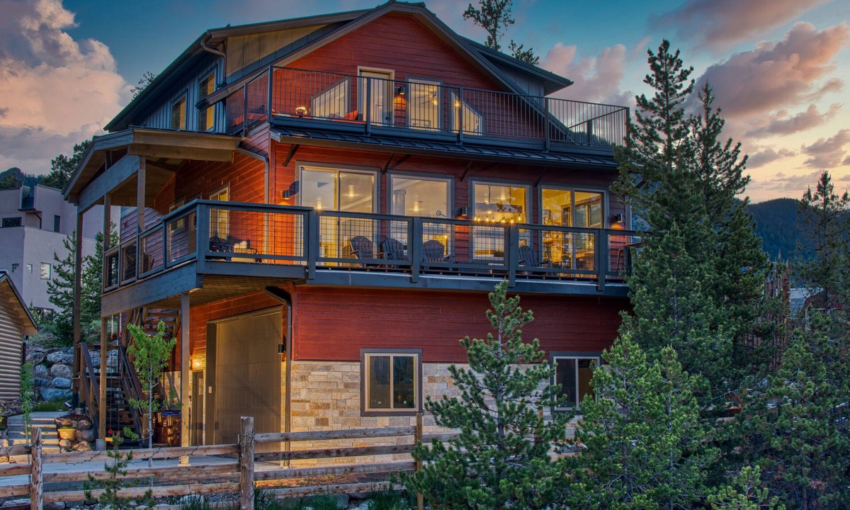 Frisco House | Mega Mountain Retreat- Space, Best Views, Walk to Town!