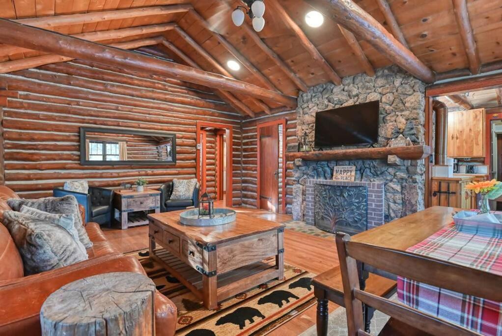 Colorado Springs Villa | Micah Log Cabin In The Woods with Hot Tub!