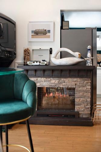Glenwood Springs House | Million Dollar Creekside Treehouse Hottub Rafting Hiking Fishing and Mins to Glenwood and Hotsprings