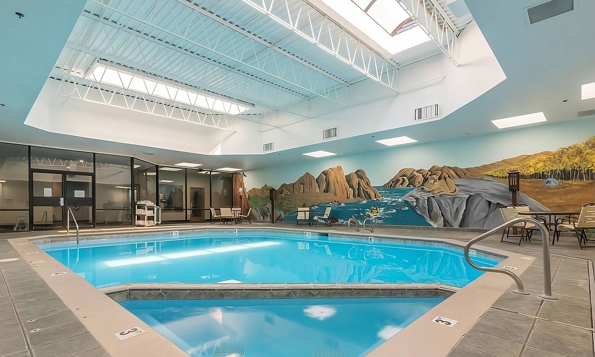 Grand Junction Hotel | Minutes to Redlands Mesa Golf Course! 2 Spacious Units, Pool, Bar, Parking!