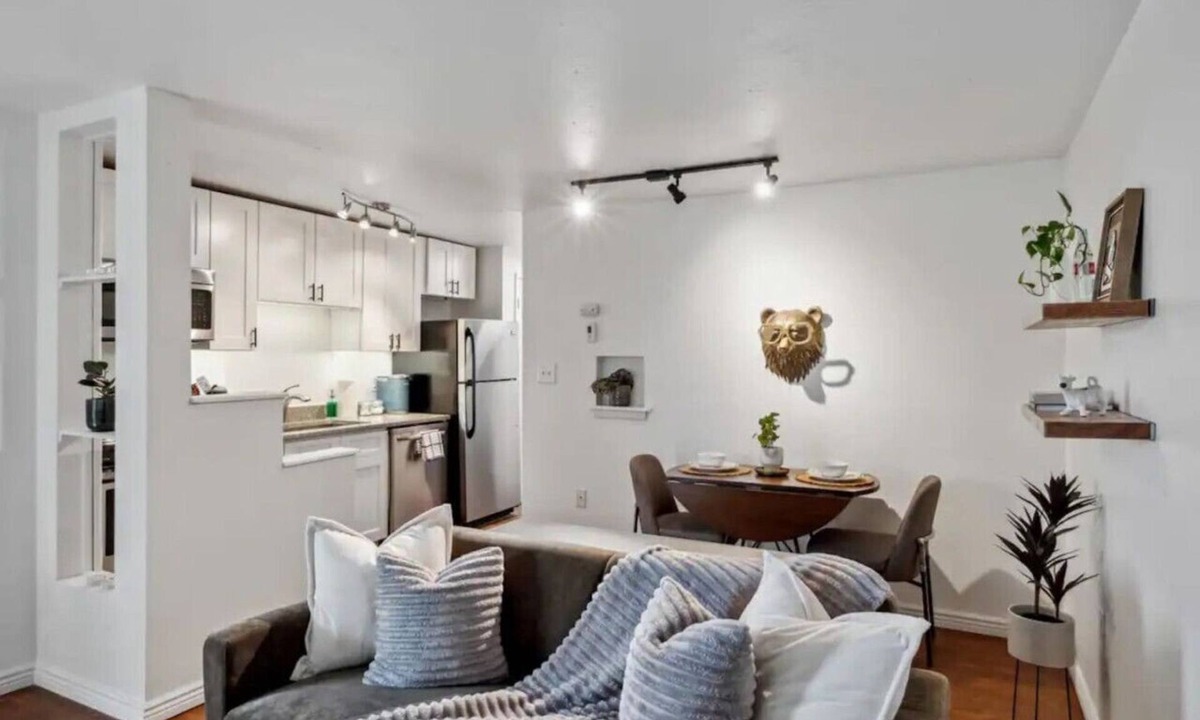 Englewood Apartment | Modern 1/1 Walkable &Lux Bedding