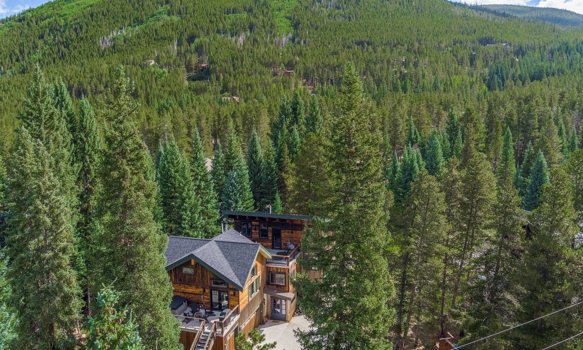 Blue River House | Modern Luxury Retreat 💫 Hot Tub 🎱 Game Room 💎 $0 Cleaning & Pet Fees