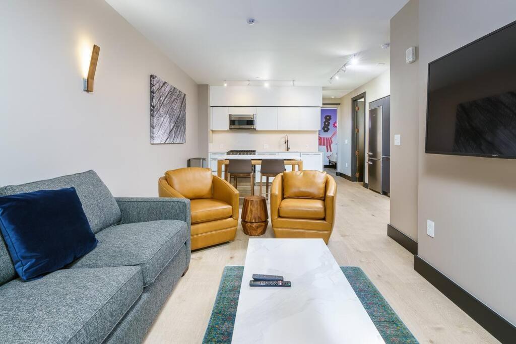 Berkeley House | Modern & Sleek Flat W Balcony & Roof Top Patio