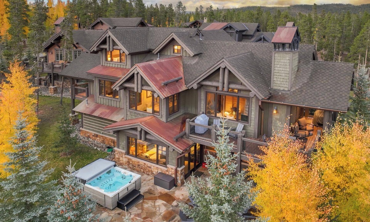 Peak 8 House | Monarch at Shock Hill: Elegant Home w/Hot Tub, Firepit, Oxygen, Near Gondola