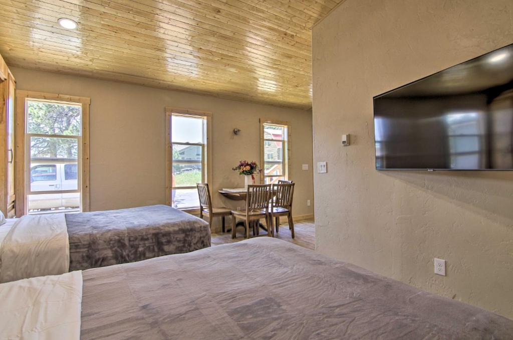 Woodland Park Apartment | Mountain Cabin, Walk to DiningandMemorial Park!