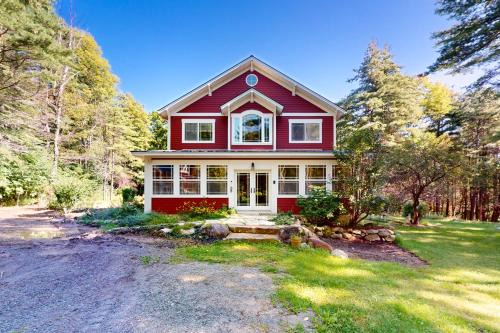 North Lake George House | Mountain Cascade