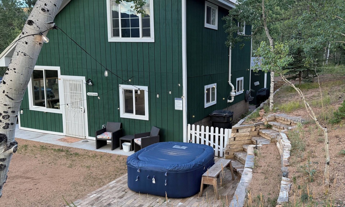 Bailey House | Mountain Escape Cabin with hottub. Pet Friendly!