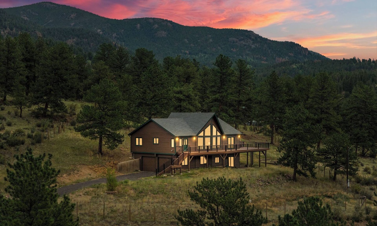 Bailey House | Mountain Escape! Views. Privacy. Beauty.