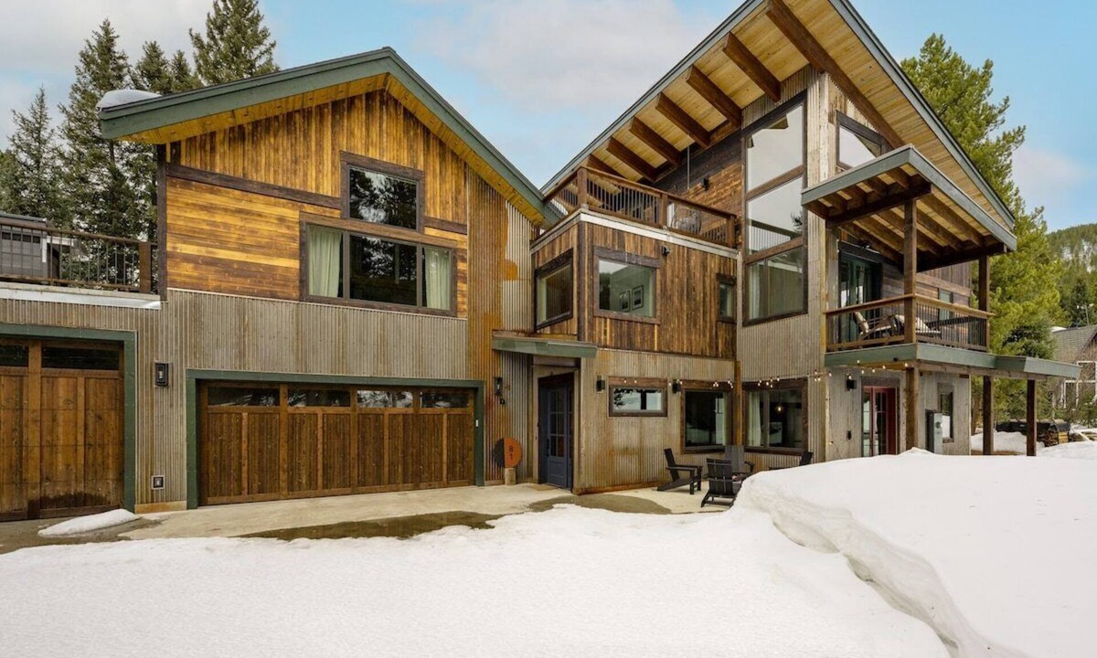 Blue River House | Mountain Manor · Mountain Manor| Luxury Home 5 min to Breck| HotTub