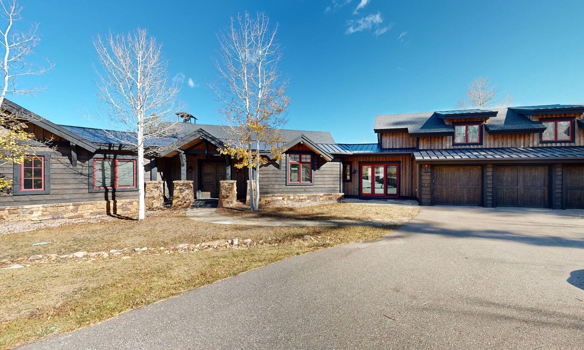 Edwards House | Mountain retreat with hot tub, fully stocked kitchen & great views