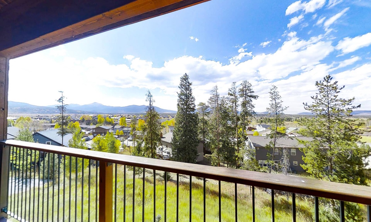 Fraser Condo | Mountain-view condo on the shuttle route with 2 decks & WiFi