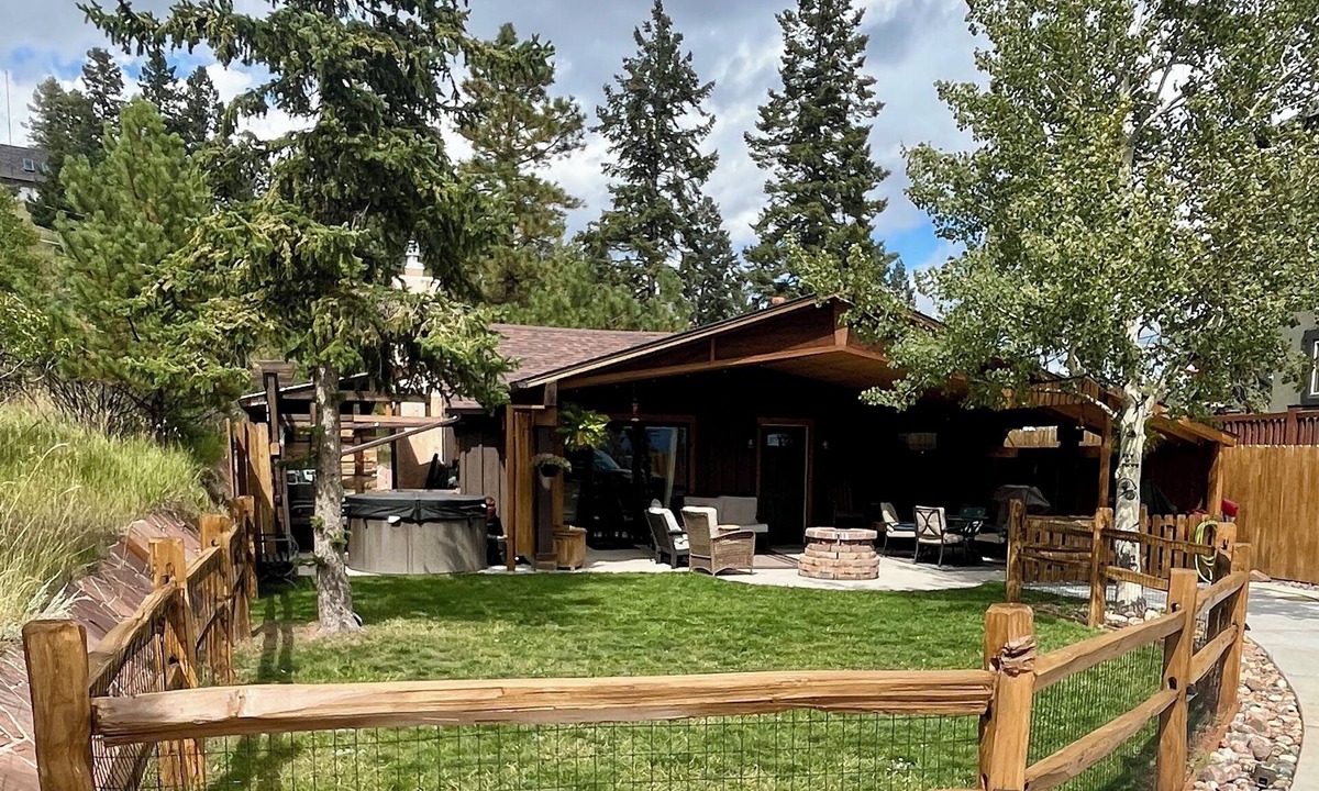 Woodland Park Cabin | Mountain Views-HotTub -Cozy Fireplace