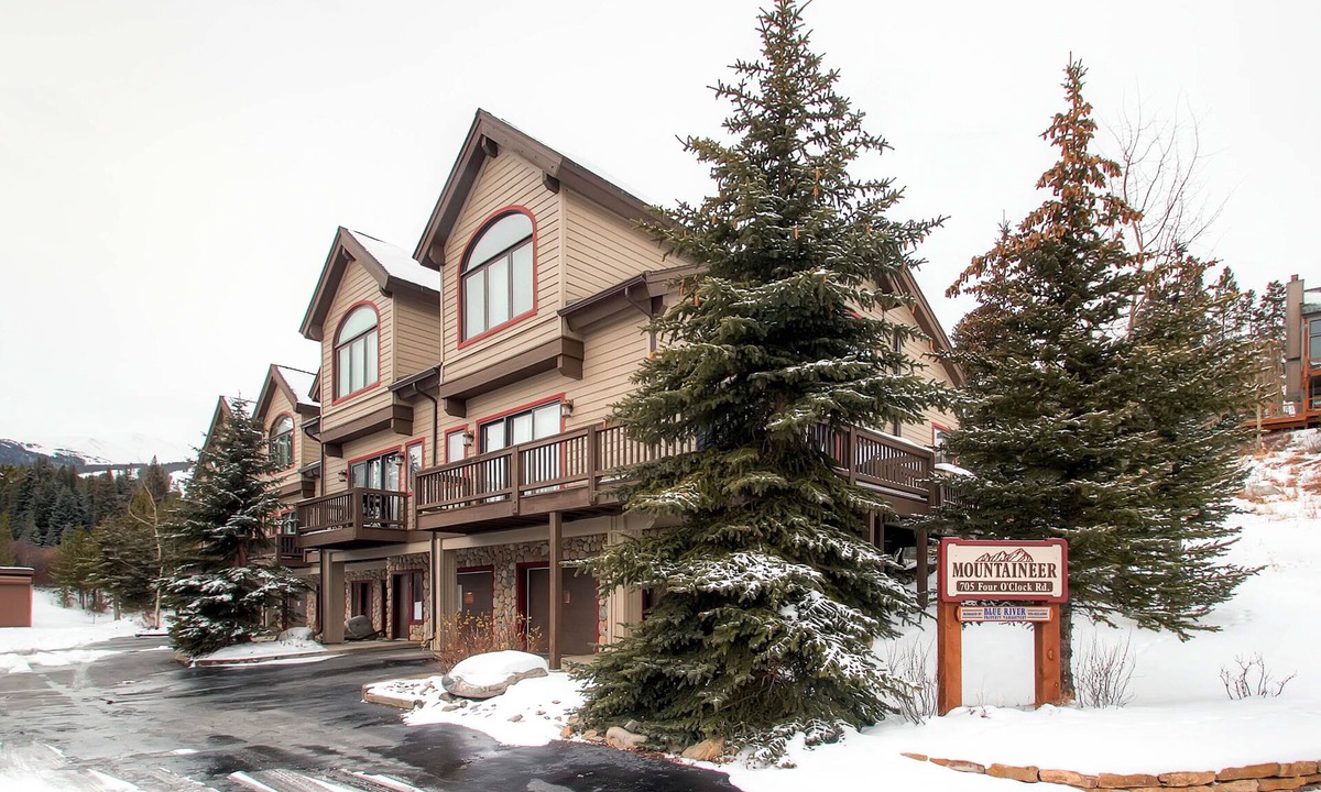 Four O'Clock House | Mountaineer #M-1: Ideal Location - Ski-In/Ski-Out - Private Outdoor Hot Tub