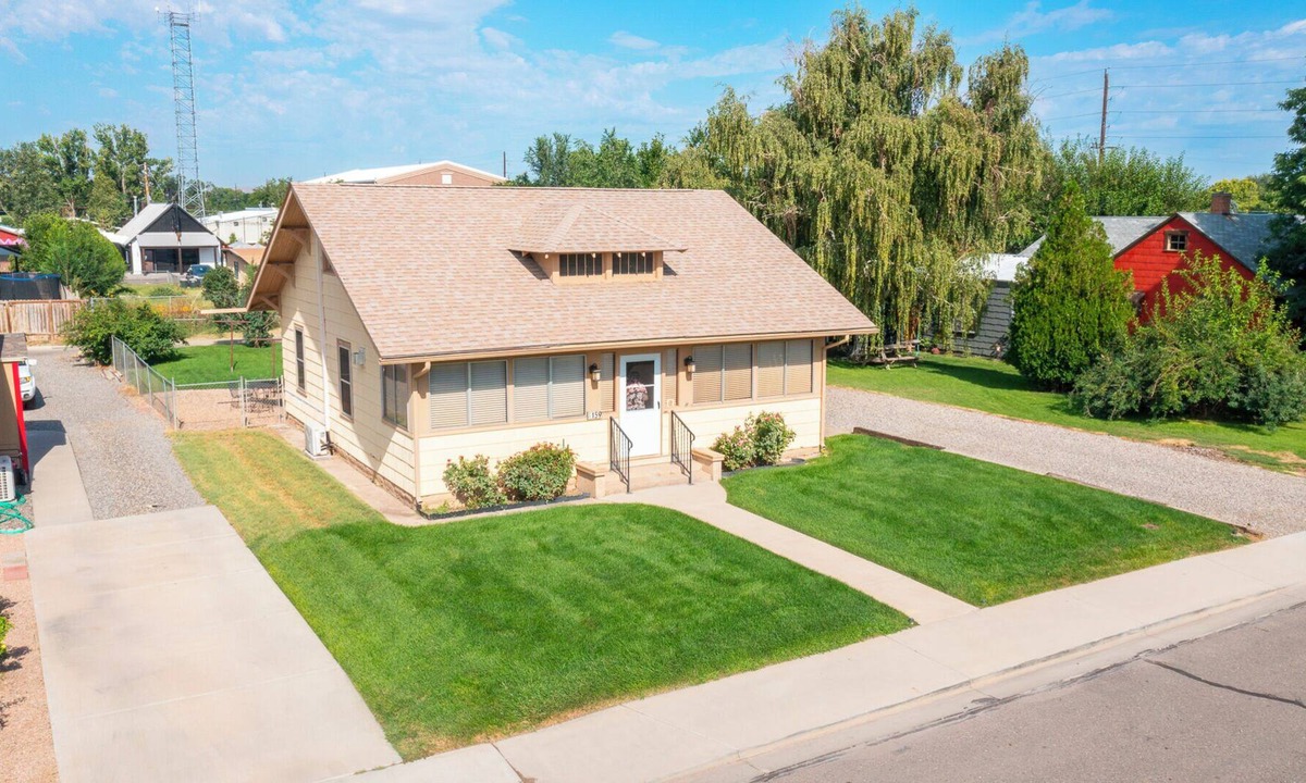 Fruita House | MTB Lovers! Downtown Fruita Bunglow! 8 Separate Beds-1/2 block from everything!