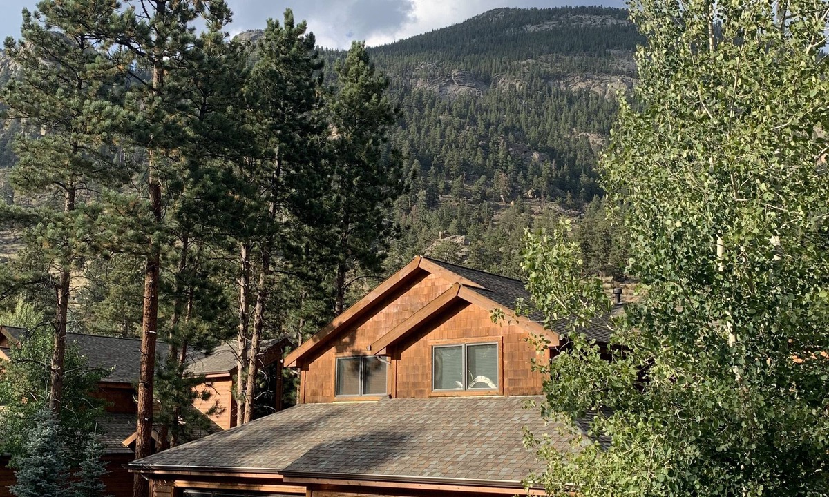 Estes Park House | Mtn Masterpiece on the river w/views, deck, 1mi RMNP, 5min dwtn, well appointed