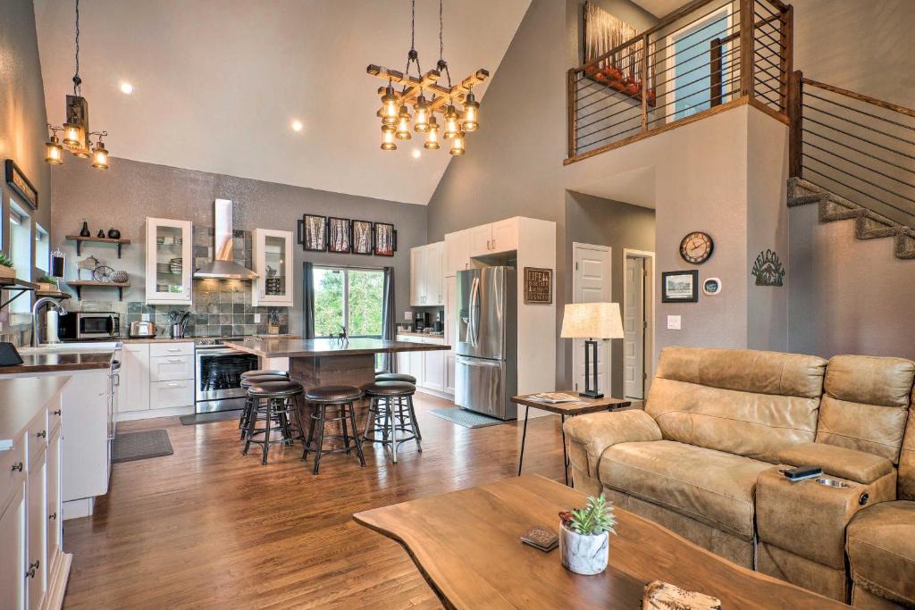 Divide House | Mtn-View Home on 3 Acres with Arcade and Hot Tub!